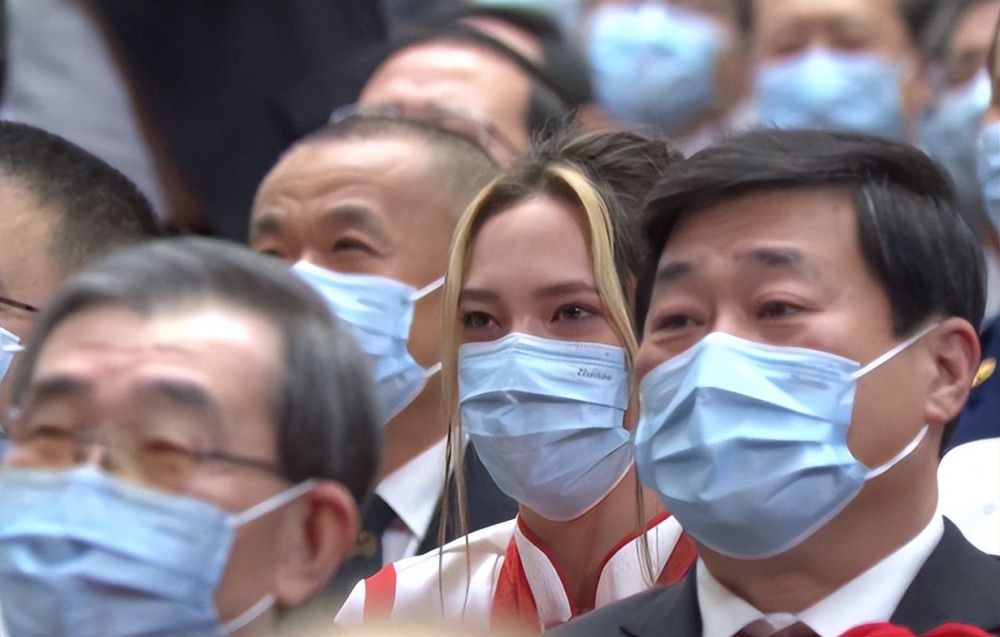 一旁的唐四海急忙追问：老爷，发生什么事了？叶忠全感叹道：苏守道今天在金陵失踪了，而且失踪前一直在白金汉宫，现在苏成峰把电话打到我这里兴师问罪，我得先问问陈泽楷到底怎么回事。